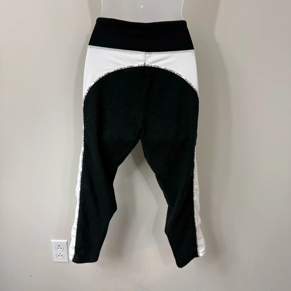 Victoria’s Secret Sport Cropped Leggings in Size Large - Picture 5 of 7